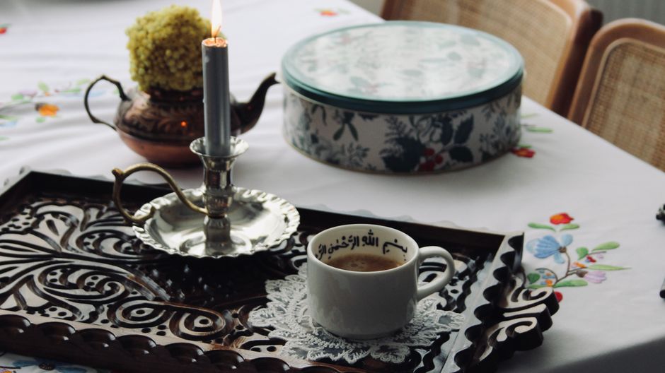 كوب شاي كرك وفنجان قهوة